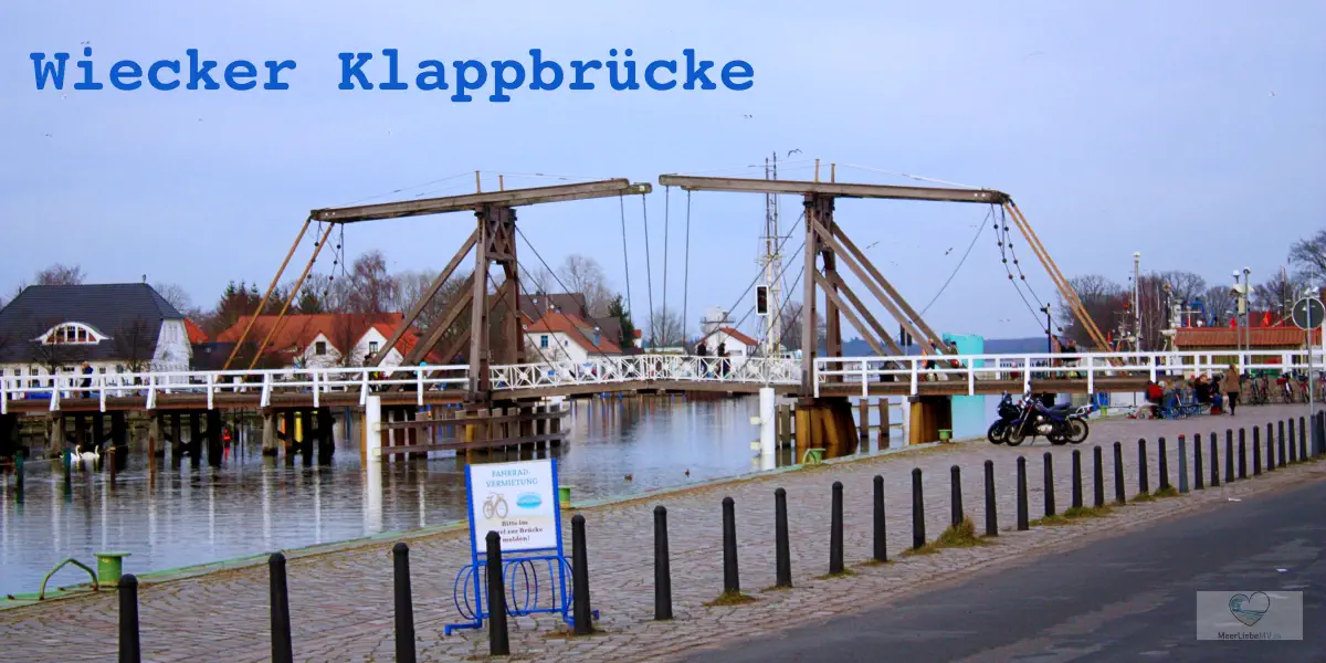 Historischen Holzklappbrücke im Fischerdorf Wieck