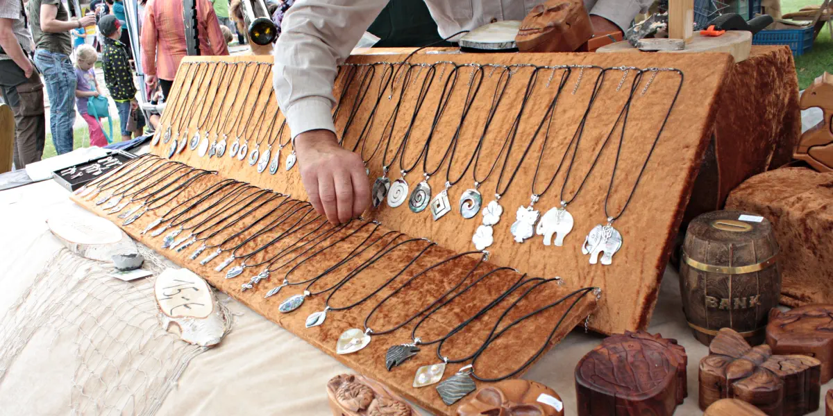 Handgefertigter Schmuck vom Kunstmark