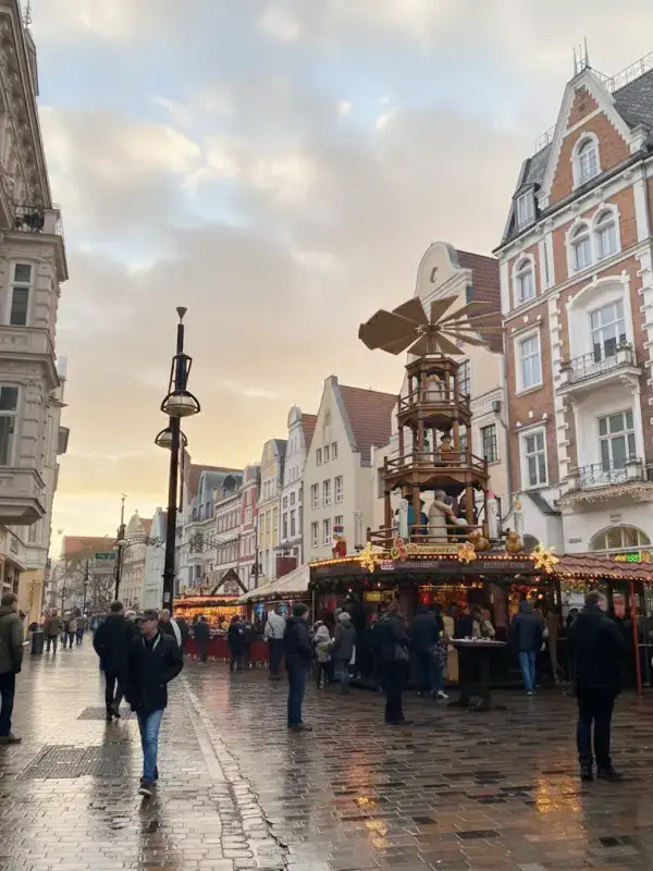 Warnemünde Weihnachtsmarkt mit großer Pyramide